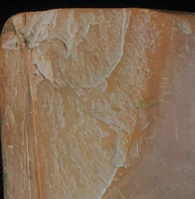 cracked edge best color likeness of unlnown not a Charnely Forest hone.JPG
