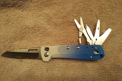 Leatherman Free - pushbutton lock