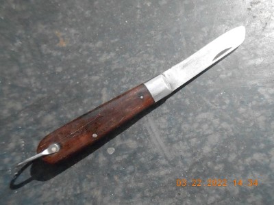 004.JPG (246.06 KiB) Viewed 1394 times There is some blade wear and a small ding on the tip of the sheep foot style blade.