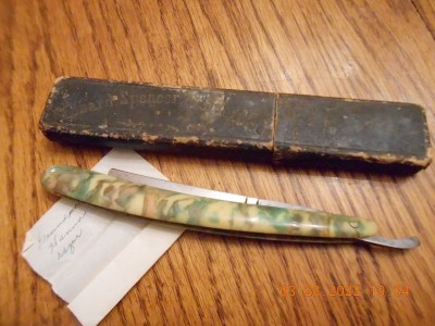 011.JPG (275.43 KiB) Viewed 2512 times Hibbard, Spencer and Bartlett Razor with a note saying, "Granpa Hanna's Razor".