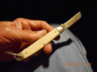 023.JPG (243.64 KiB) Viewed 2512 times Kutmaster Florist knife with a bail/shackle. Looks like the handles are "waterfall Ivory".