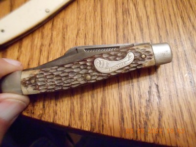 021.JPG (290.86 KiB) Viewed 2512 times Frontier/Imperial stockman. Such a pretty shield deserves a better knife.