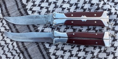 The top knife is 1950s production, while the bottom one is from around 1949 and has celluloid handle scales. The earlier one is unmarked.