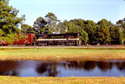 SOU U23B 3936 with southbound train & caboose X496 at Wilmar NC 11-7-88 (2).JPG