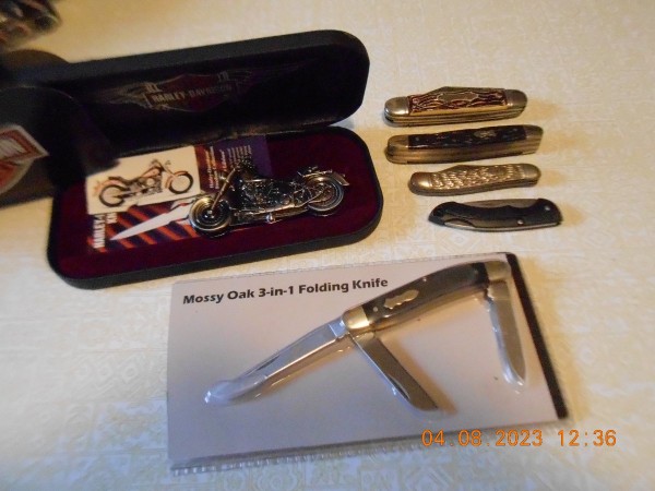 All the contents aired out and inspected, no POS detected? In the box there was a Harley Davidson motorcycle knife, a new unused Colonial cattle knife, a mint John Primble 4 blade, a little Imperial jack that has half stops and made of excellent steel, A Buck USA Nano Bantam 2834 that will shave your arm and a new Mossy Oak 3 blade stockman, a Tractor Supply offering.