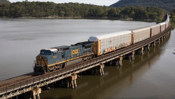 368a05b9-1a57-41fe-8512-e319f1f4c4b9-CSX_Auto_Racks_Hudson_River_95090.jpg