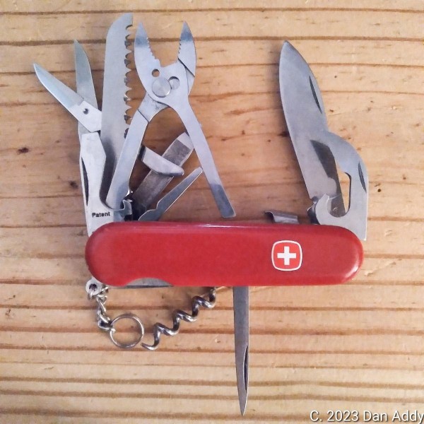 Wenger Master; this one has a corkscrew.