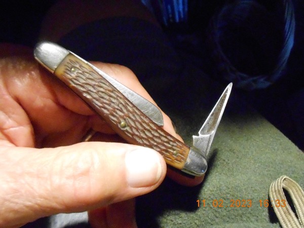 A punch instead of a spay blade.