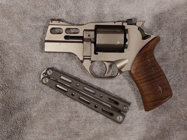 I realize that a stiletto would match the "Italian" aspect of the revolver better, but I went with a mid-range BM Bali instead. Because I consider this pistol and knife to both be extremely fun, neo-retro styled pieces, but fairly impractical for EDC.