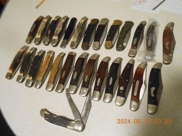 004.JPG (234.37 KiB) Viewed 3653 times As you can see there are several different brands in this bunch, Case, Queen, Frontier, Western, K-Bar, Remington, Uncle Henry, Boker, Old Timer...