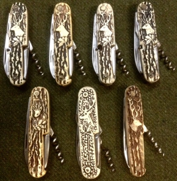 These Pocket Knives Do NOT Have Bails.