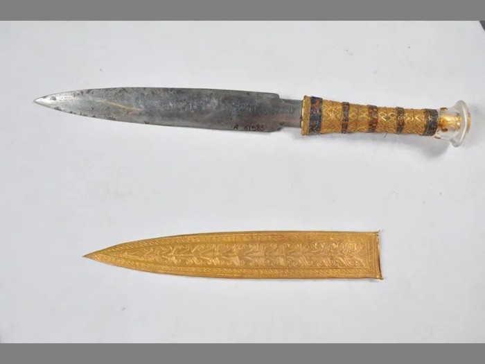 dagger-recovered-from-king-tutankhamun-mummy.jpg
