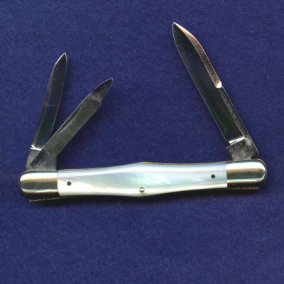 Swell-center whittler.<br />No pattern number.