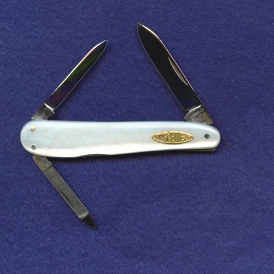 3" serpentine swell-center lobster.<br />Gold toned POCKETEZE shield.<br />Sticker on back of knife states. "OIL THE JOINTS".<br />Pattern number 733213.
