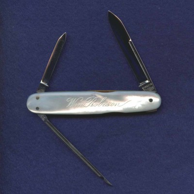 3 1/8" equal-end lobster.<br />Handled etched, "Wm. Robison".<br />Pattern number 735231.