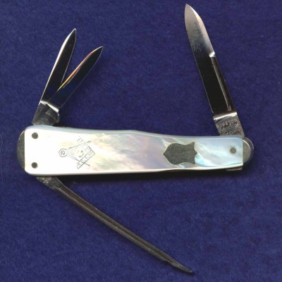 This 3 1/16" gunstock lobster whittler is in<br />essentially mint condition.<br />Ignore the haziness at the blade tip,<br />it is a reflective phenomenon.<br />Masonic emblem and federal shield.<br />Sunk PocketEze type construction.<br />Pattern number 742082.