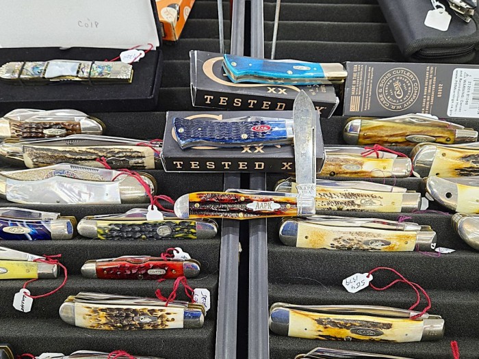 Amber Knife Show Pic.jpg
