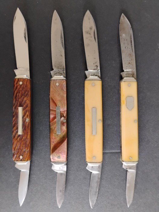 four widebody crown pen knives.