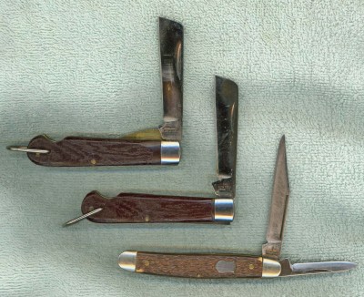 Here are 3 I picked up this last week. The top one I got at the OKCA show and it has a liner lock like the screwdriver blades on the electrician knives.
<br />The bottom two I got yesterday at an antique mall. The jack is the only one of the more traditional k