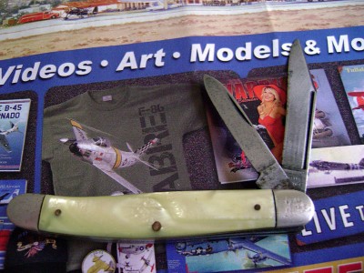 Camillus #24 (1965) Small Jack Nu-Pearl scales.JPG